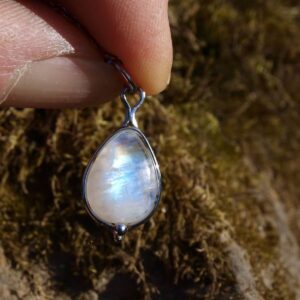 privesek, přívěsek, kapka, steel, pendant, přívěsek z měsičniho kamene, měsiční kámen, adular, bílý kámen s modrým světlem, šperk, ginkgo, gingo, list, přírodní, tepaný, chirurgická ocel, malka, david vašek