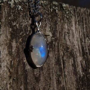 privesek, přívěsek, kapka, steel, pendant, přívěsek z měsičniho kamene, měsiční kámen, adular, bílý kámen s modrým světlem, šperk, ginkgo, gingo, list, přírodní, tepaný, chirurgická ocel, malka, david vašek